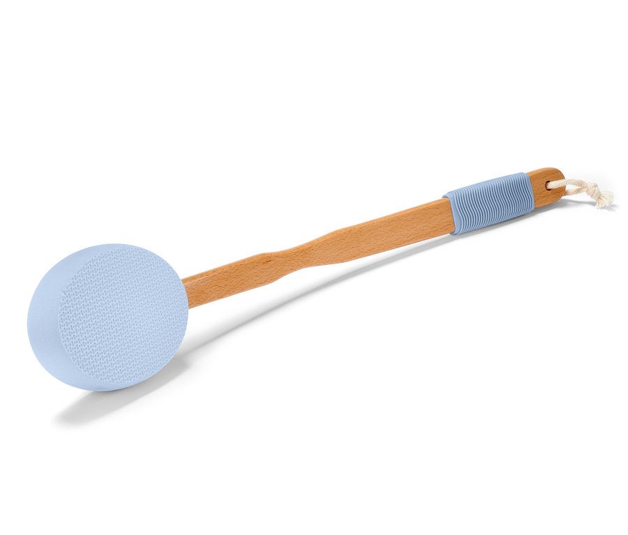 Applicateur de crème pour le dos avec un manche en bois et une éponge bleue.