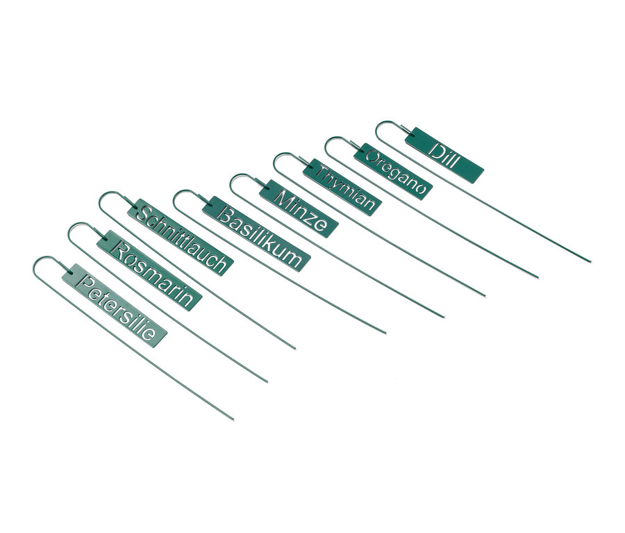 Une rangée d'écriteaux pour herbes verts avec des noms comme le persil, le romarin, la ciboulette, le basilic, la menthe, le thym, l'origan et l'aneth.