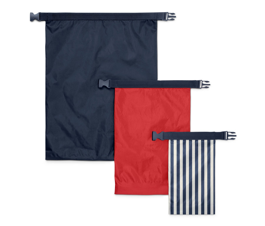 Trois sacs étanches bleu foncé, rouge et rayé bleu et blanc.