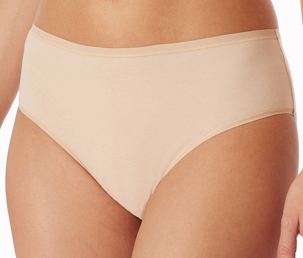Gros plan d'une femme portant 2 hipsters SCHIESSER, sable.