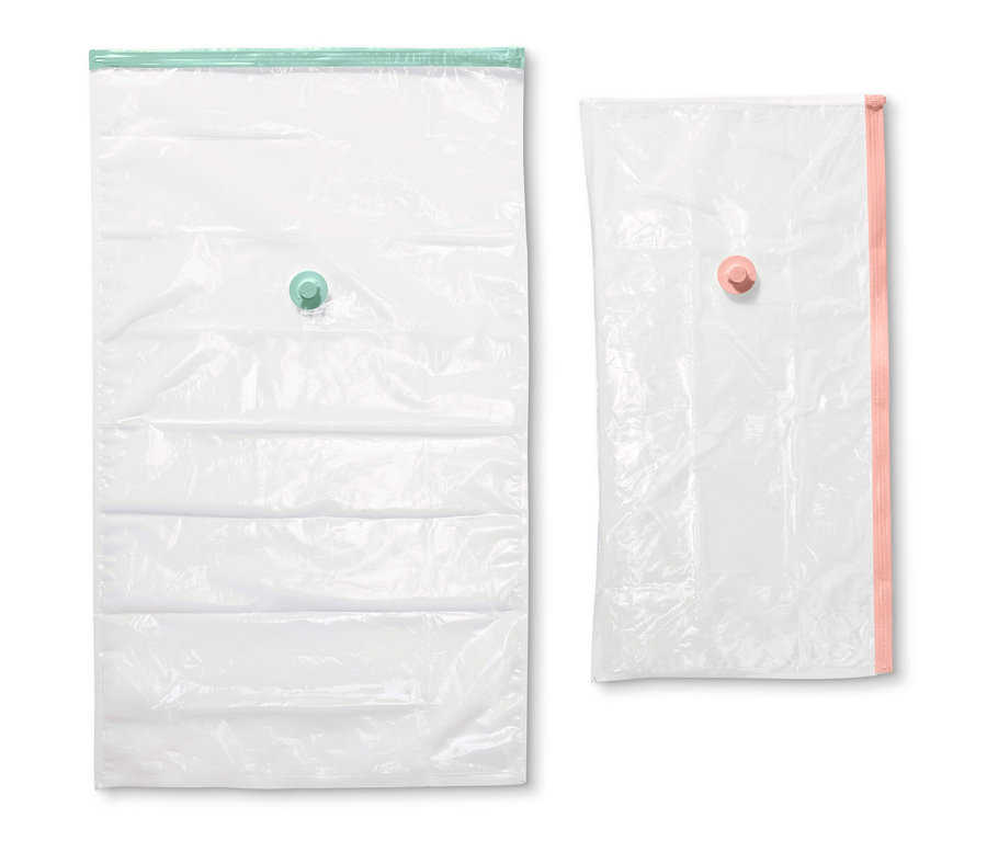 Deux sacs de rangement sous vide à plat sur fond blanc.