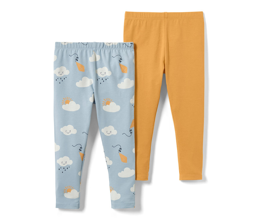 Deux leggings pour bébés et tout-petits : un bleu clair avec des nuages, un soleil et des motifs de pluie, un jaune.