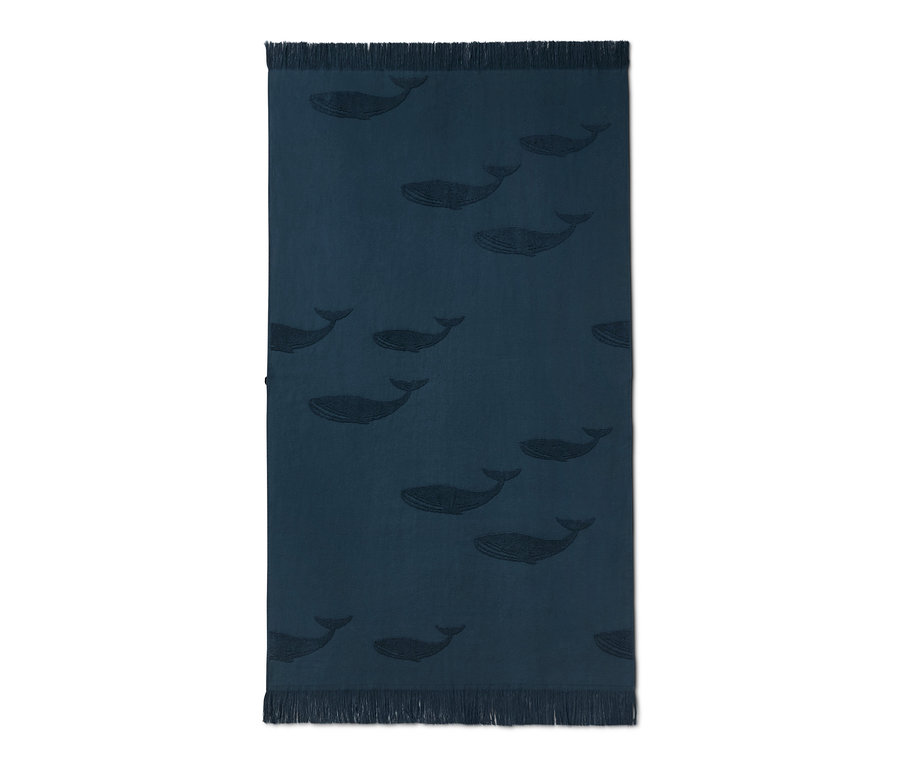 Linge de bain XL bleu avec motif de baleines et franges.