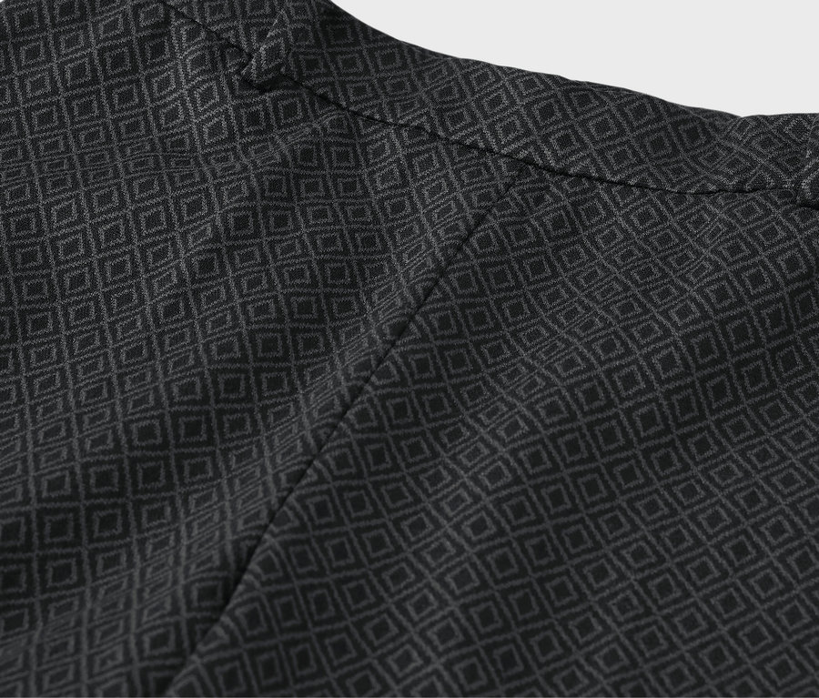 Gros plan sur le haut d'un pantalon avec un motif géométrique.