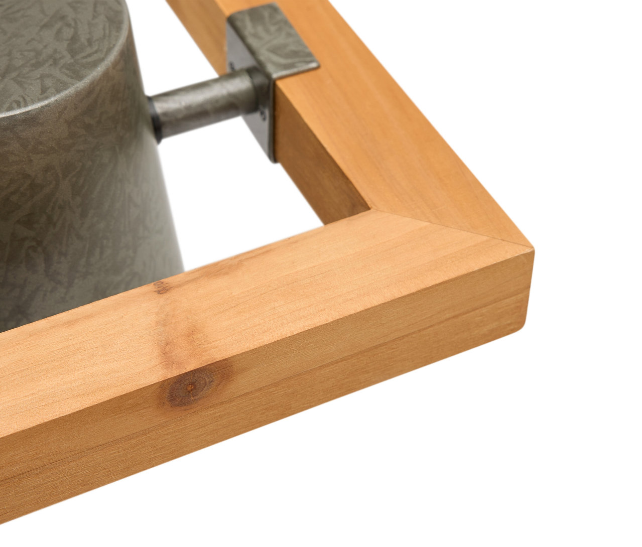 Gros plan d'un cadre avec un seau en métal.