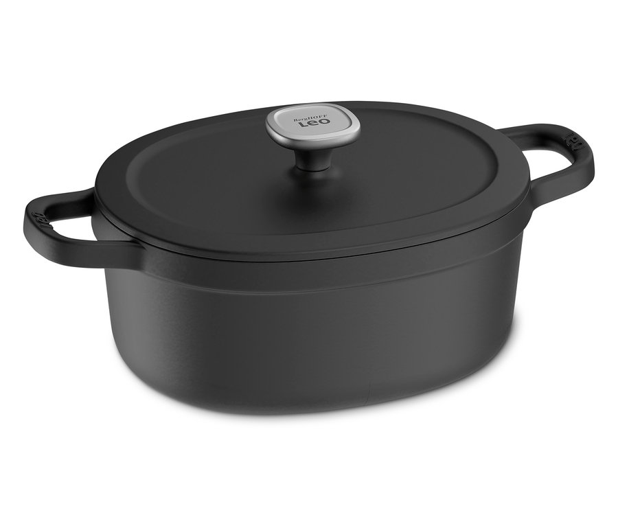 Une cocotte ovale en fonte BergHOFF noire avec couvercle se trouve sur un fond blanc.