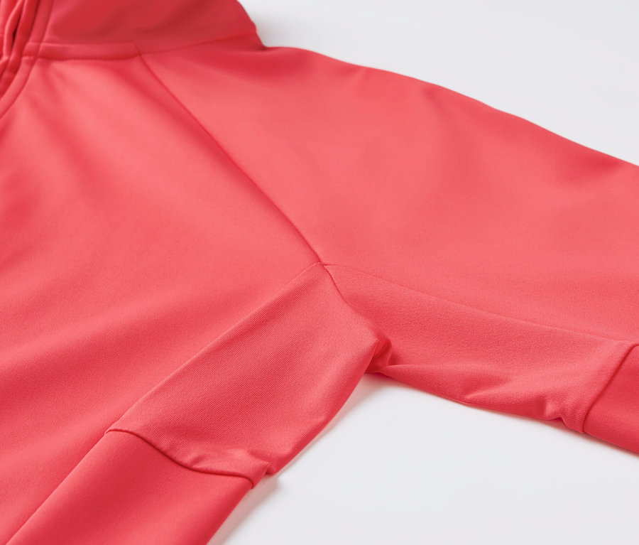 Gros plan sur une veste technique de cyclisme rose.