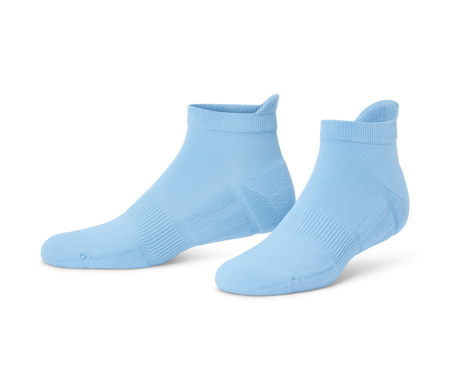 Deux paires de chaussettes de sport fonctionnelles bleu clair.
