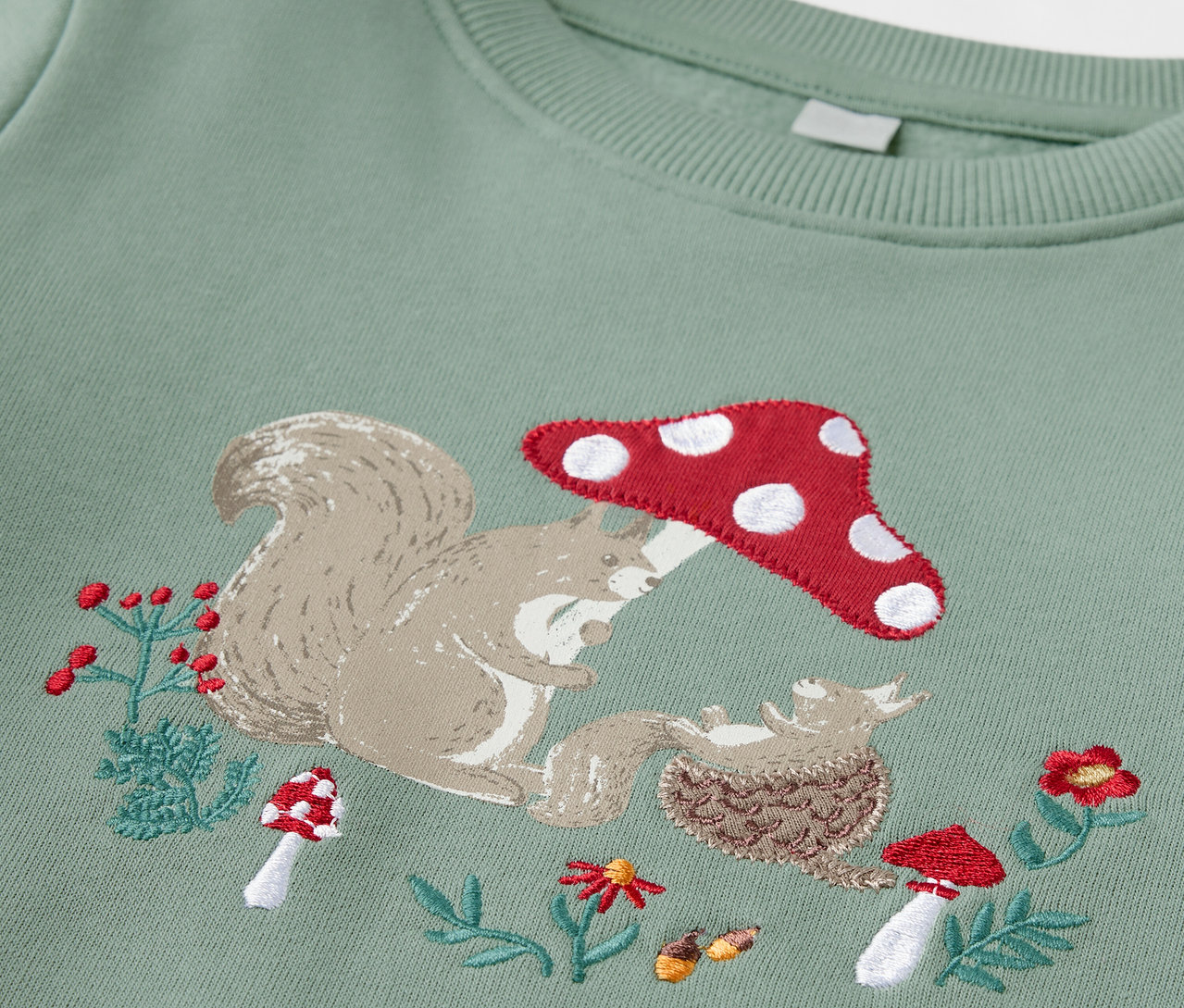 Sweat-shirt vert pour enfant avec intérieur gratté et broderie d'un écureuil, d'un champignon et d'un hérisson.