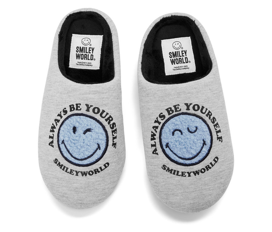 Deux pantoufles grises avec un smiley bleu et l'inscription Always Be Yourself.