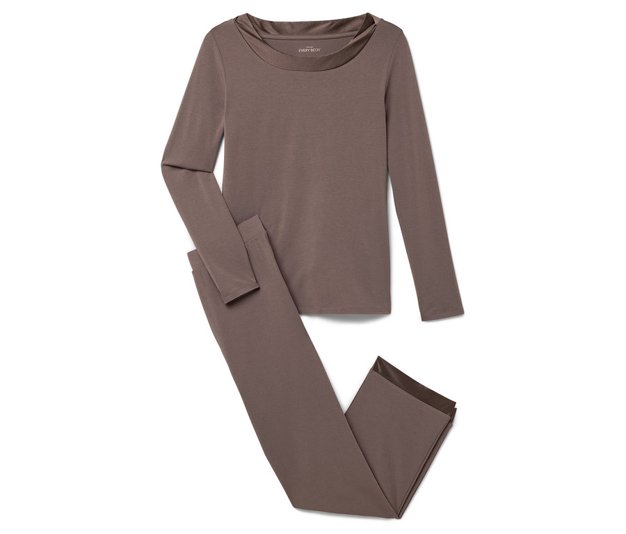 Un pyjama marron à manches longues et un pantalon sont posés sur un fond blanc.