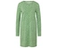 Chemise de nuit verte à motif de feuilles.