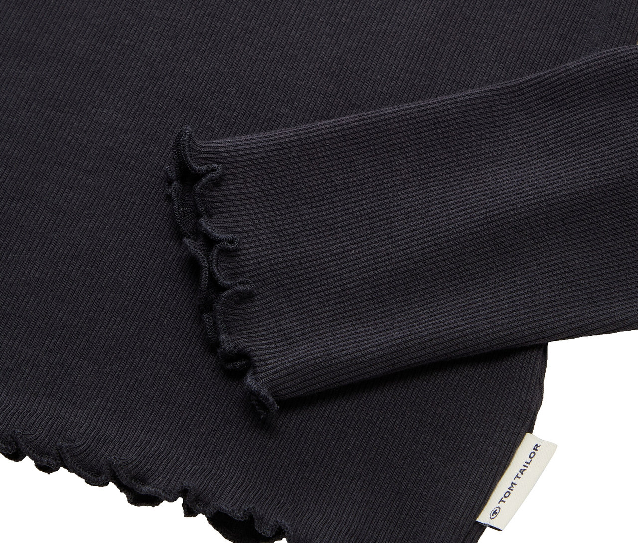 Vue détaillée d'un haut à manches longues noir côtelé avec un ourlet décoratif.