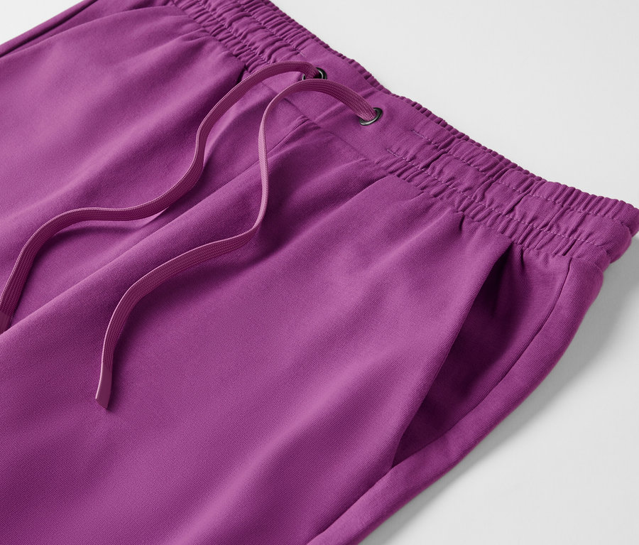 Short en sweat violet avec cordon de serrage à la taille.