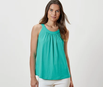Femme portant un haut turquoise.