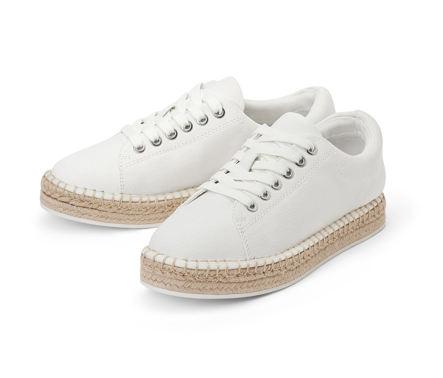 Deux baskets en toile blanches avec semelles en jute.