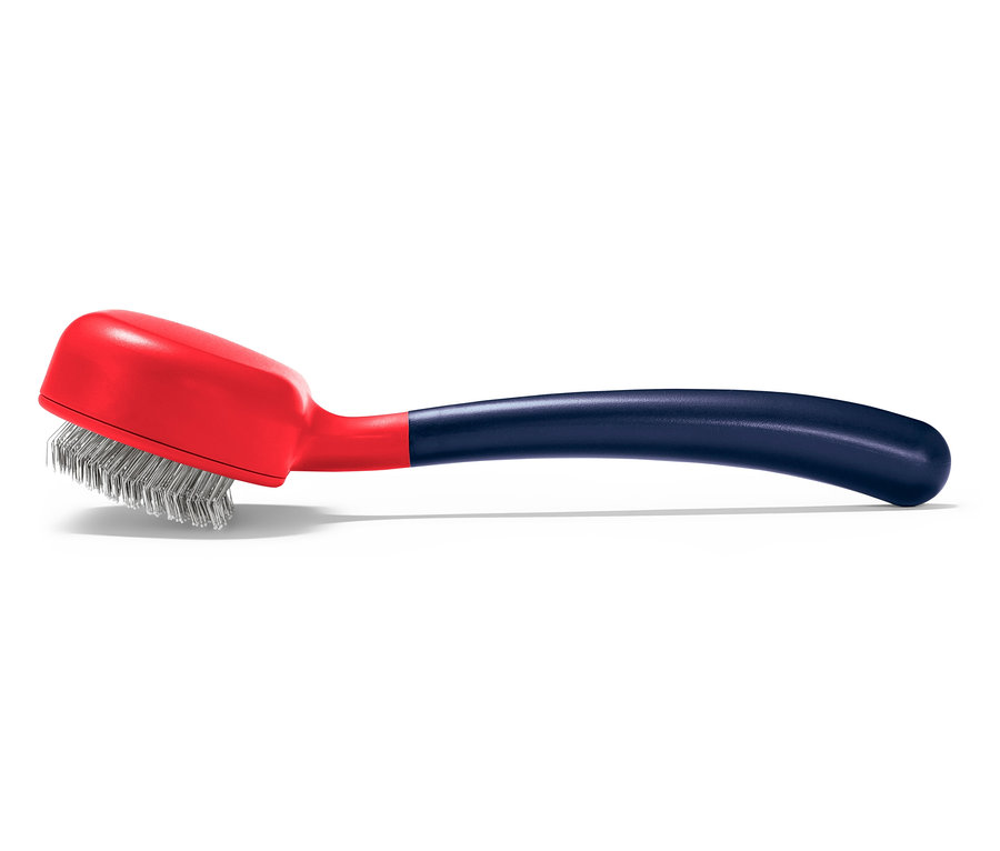 Une brosse à pelage rouge avec un manche bleu et des poils en métal.