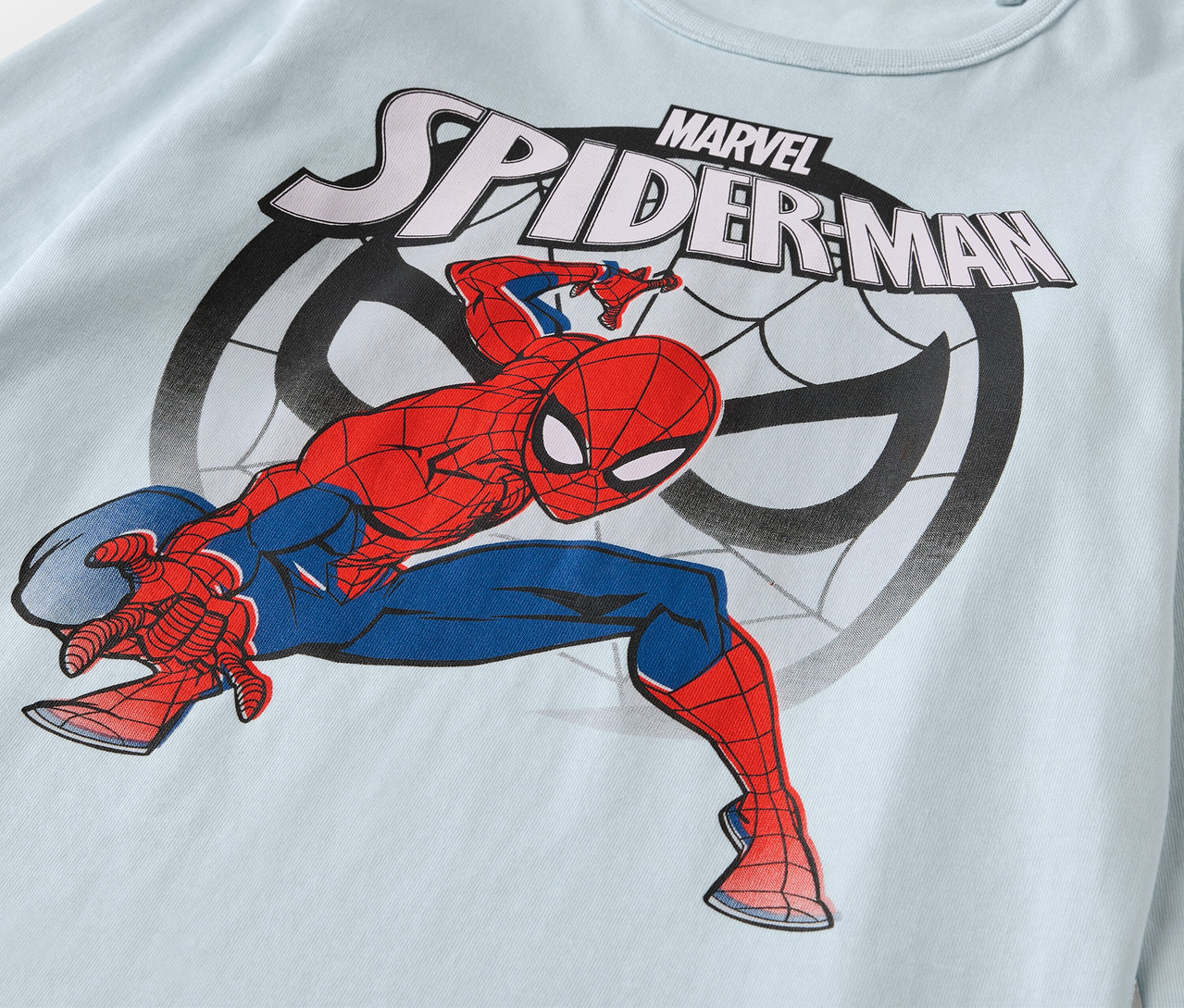 T-shirt bleu clair avec imprimé Spiderman de l'ensemble pyjama pour enfant.