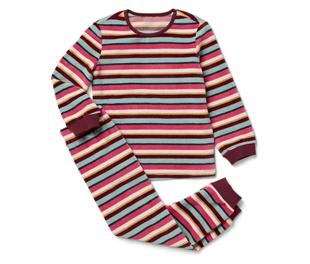 Pyjama rayé avec manches longues et pantalon.