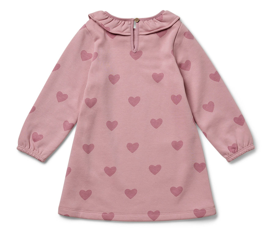 Robe rose à manches longues avec motif de coeurs.