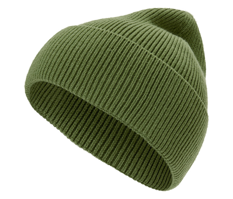 Gros plan d'un bonnet tricoté vert olive sur un fond blanc.