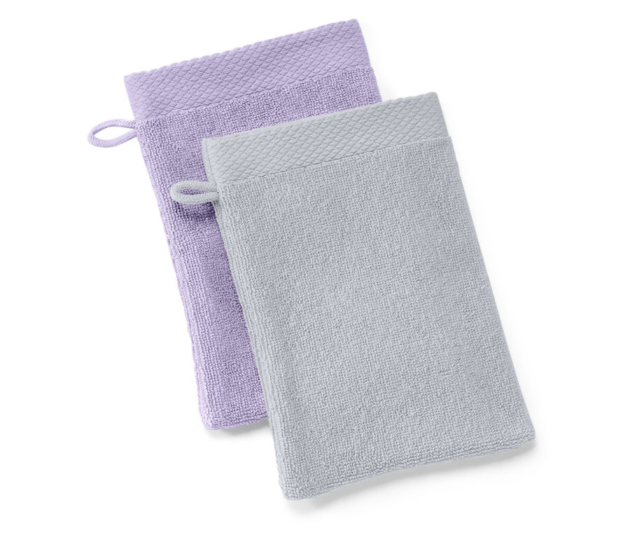 Deux gants de toilette sont posés sur un fond blanc, un violet et un gris.