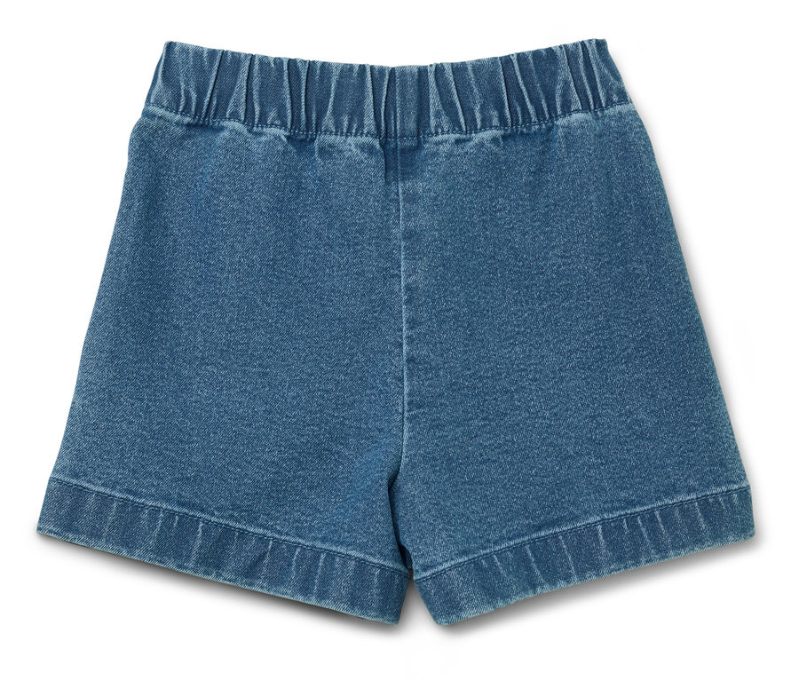 Un short en jean bleu avec une taille élastique est posé sur un fond blanc.
