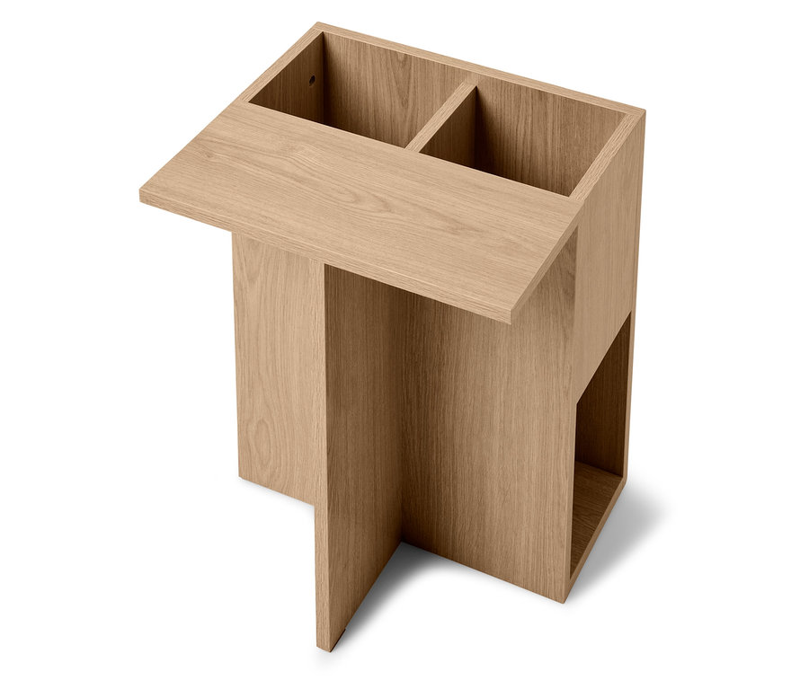 Vue détaillée d'une table en bois avec deux compartiments supérieurs et un compartiment inférieur ouvert.