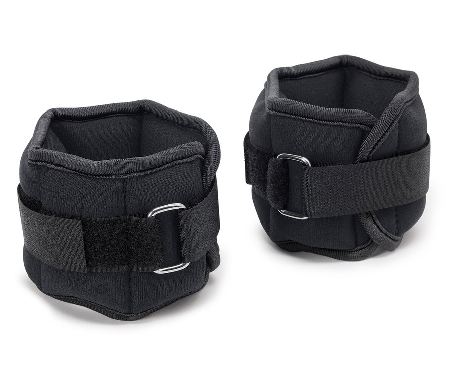 Deux poids de cheville noirs avec fermeture velcro.