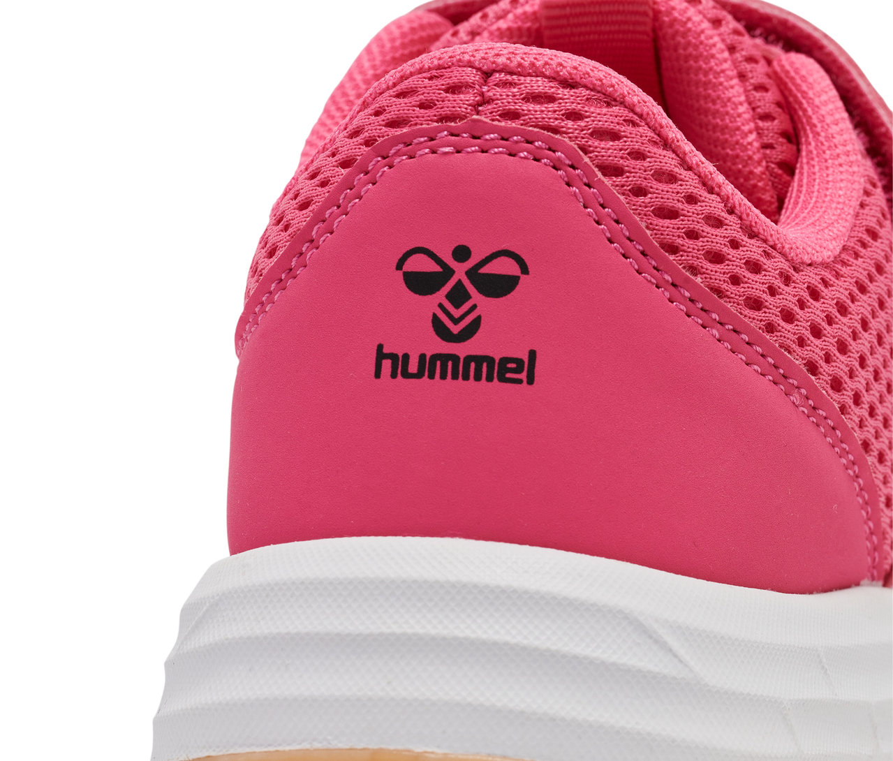 Gros plan d'une chaussure rose Hummel Multiplay Flex VC JR avec une semelle blanche.