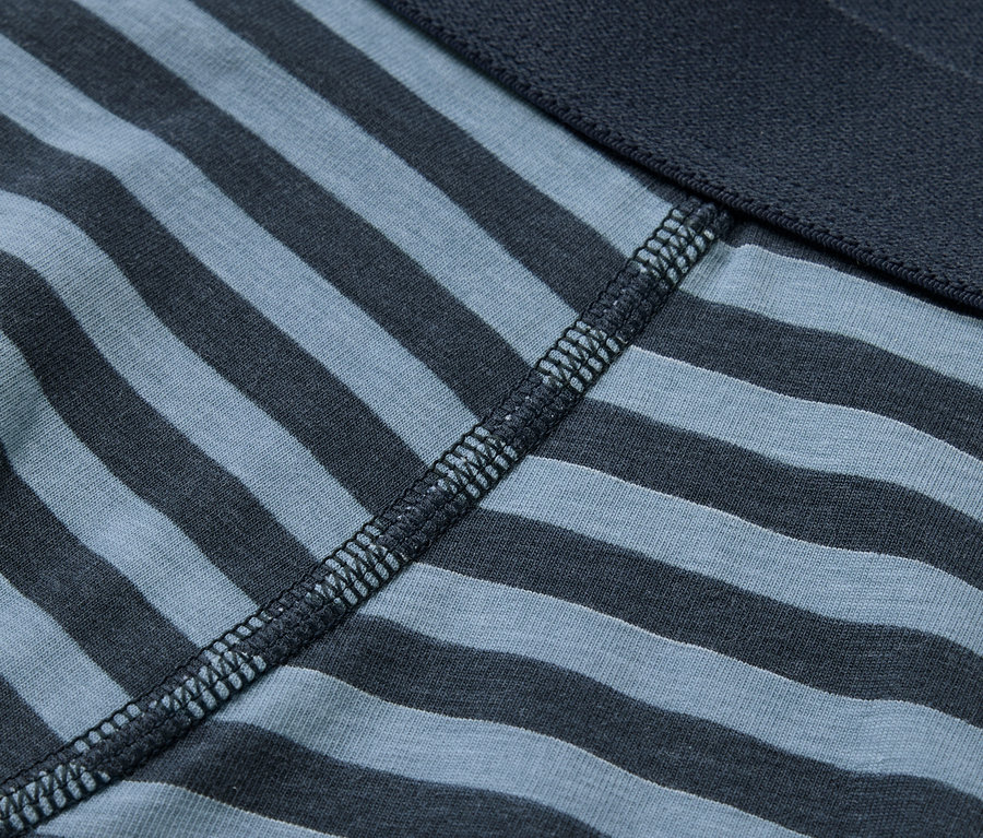 Gros plan sur un boxer bleu-gris rayé avec une ceinture bleu marine.