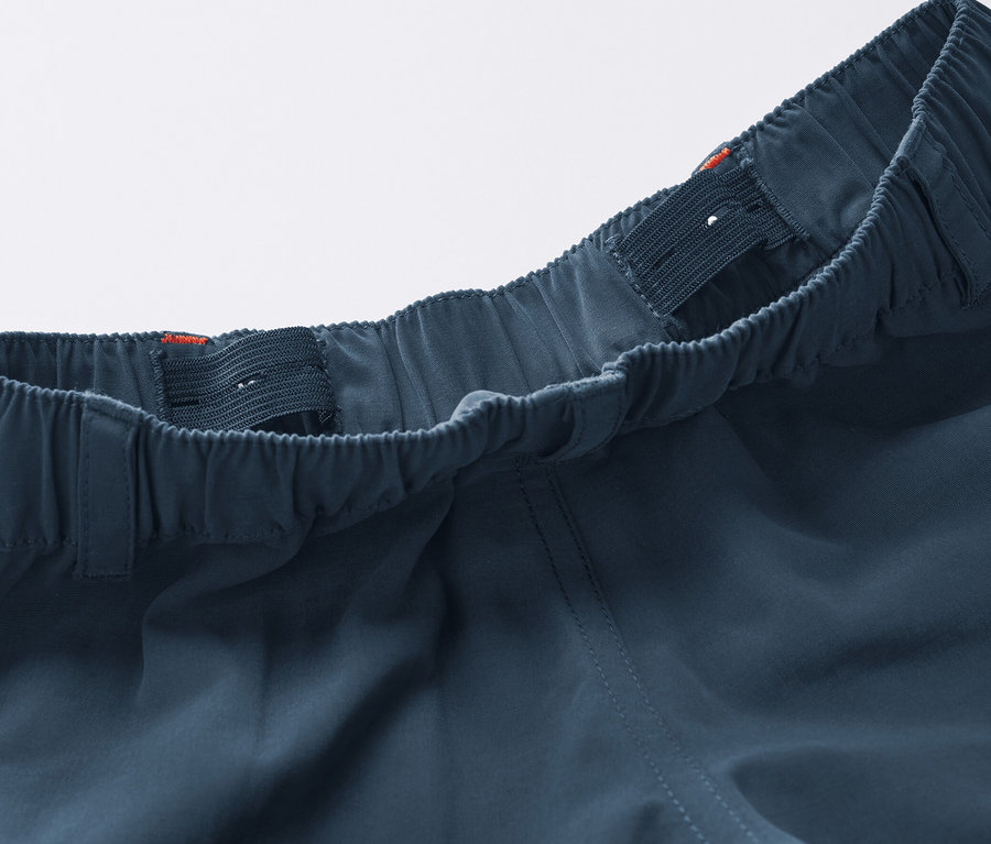 Gros plan d'un pantalon fonctionnel pour tout-petit avec une taille élastique et des sangles réglables.