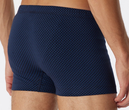Vue arrière d'un homme portant un short SCHIESSER avec un imprimé intégral.