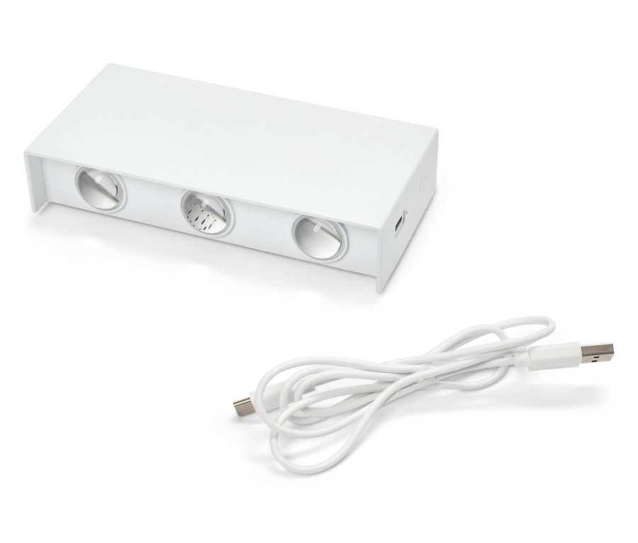Lampe rectangulaire blanche avec trois ampoules et câble USB blanc sur fond blanc.