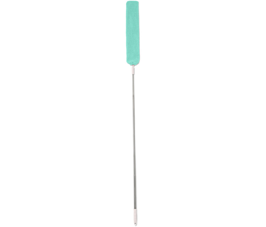 Plumeau avec long manche télescopique et housse à poussière verte.
