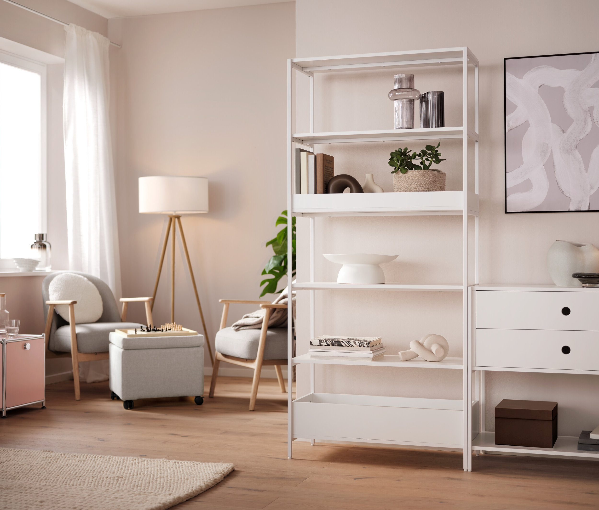 Lampe de table rechargeable à LED grise posée sur une table.