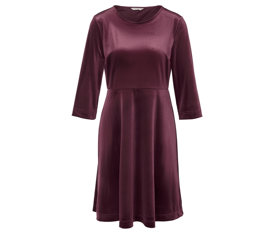 Robe en velours bordeaux avec des manches trois-quarts.