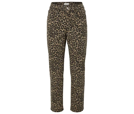 Un pantalon à imprimé léopard est posé sur un fond blanc.
