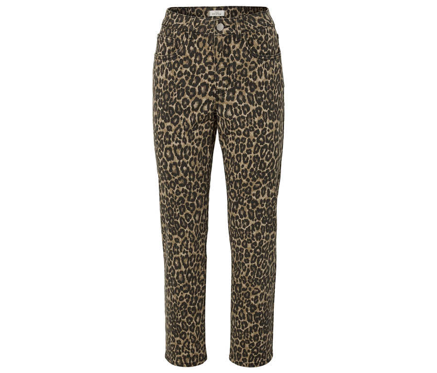 Un pantalon à imprimé léopard est posé sur un fond blanc.