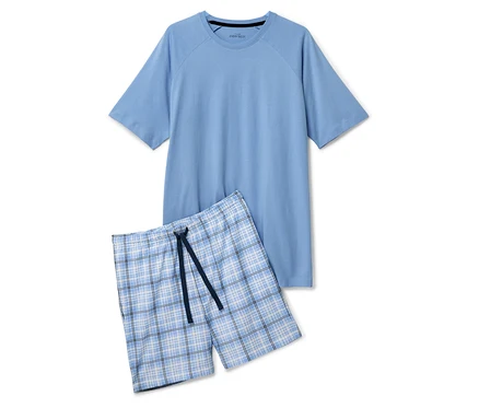 Ensemble de pyjama bleu clair composé d'un t-shirt et d'un short à carreaux bleu et blanc.