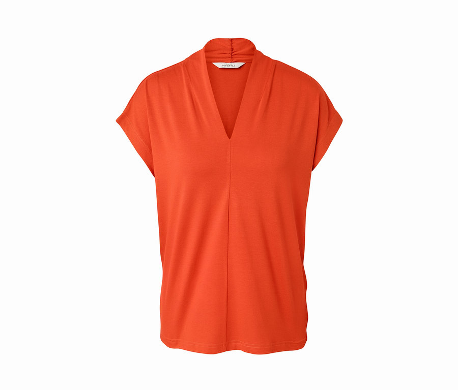 Blouse orange avec encolure en V.
