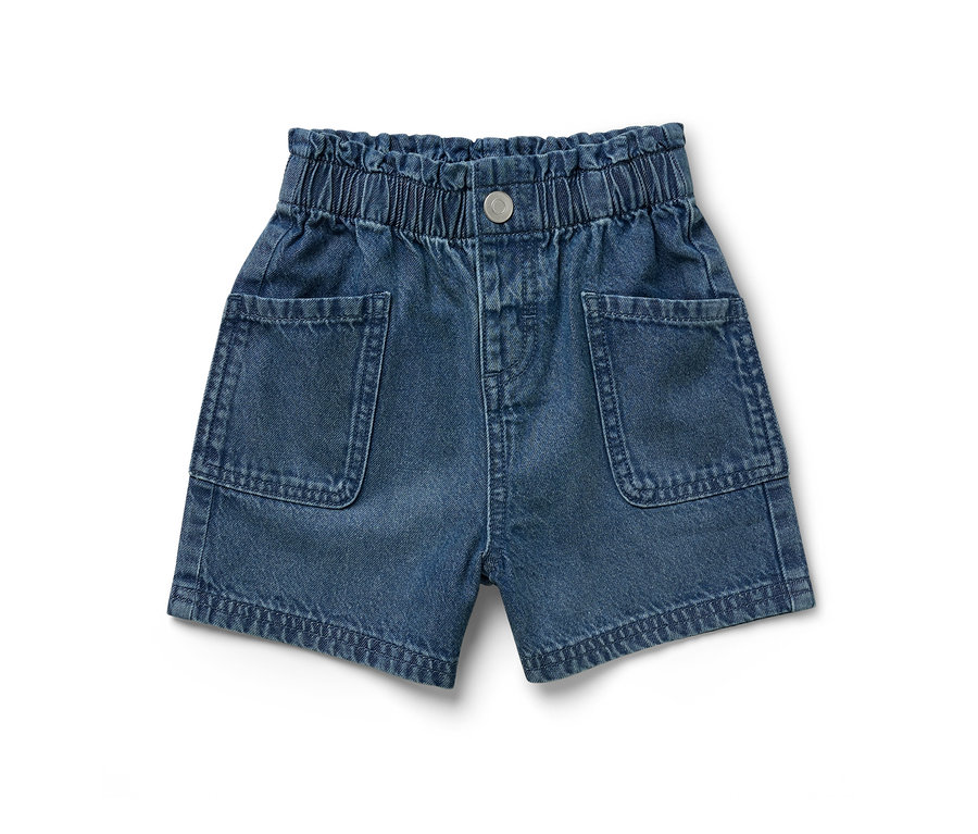 Short en jean pour enfant avec taille élastique et poches.