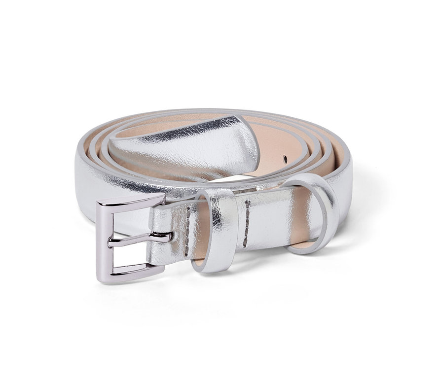 Une ceinture argentée enroulée sur un fond blanc.