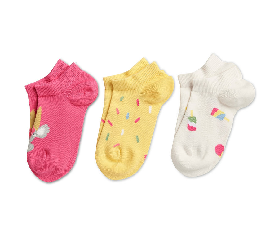 Trois paires de chaussettes de basket pour enfants avec différents motifs : rose avec un lapin, jaune avec des confettis et blanc avec de la glace.