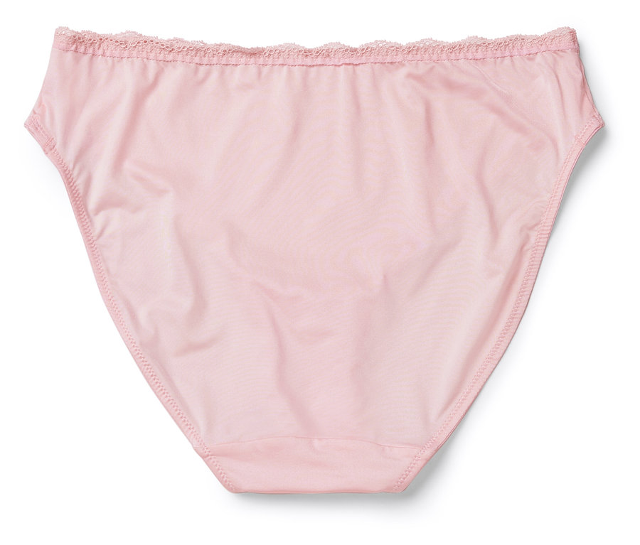 Une culotte rose avec de la dentelle repose sur un fond blanc.