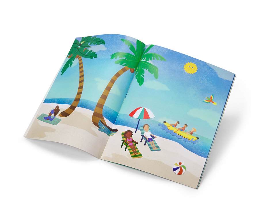 Un livre d'autocollants ouvert « Au bord de la mer » montrant une illustration d'une plage avec des palmiers et des personnes.