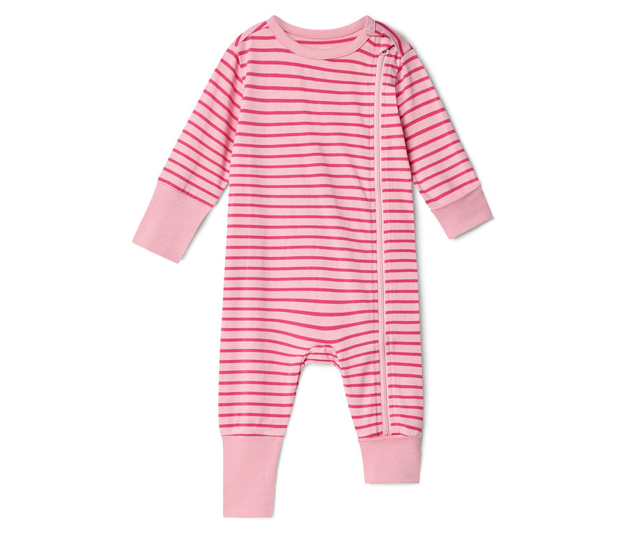 Pyjama rayé rose pour bébé avec fermeture éclair sur fond blanc.