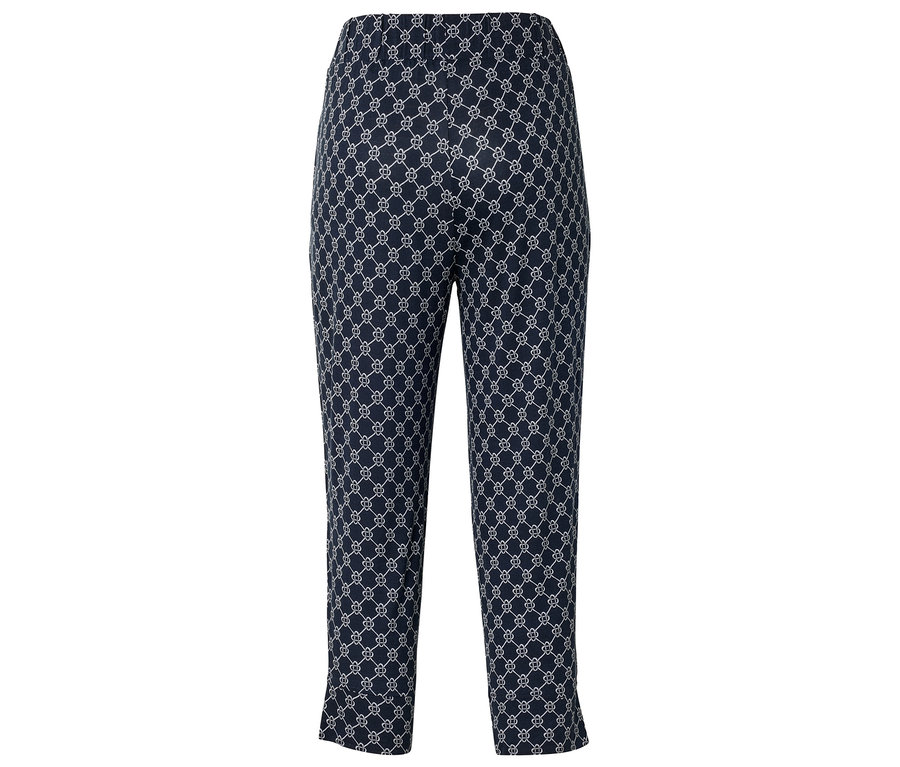 Pantalon bleu avec motif blanc.