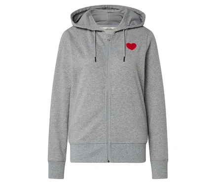 Sweat à capuche gris zippé avec un cœur rouge sur la poitrine.