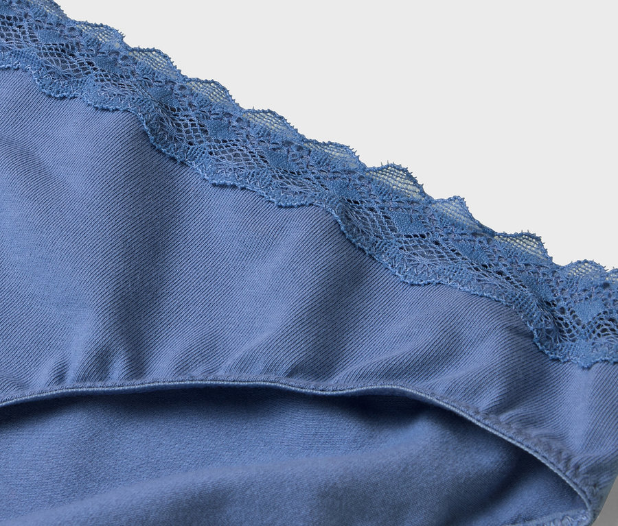 Gros plan sur des sous-vêtements pour femmes bleus avec des finitions en dentelle.